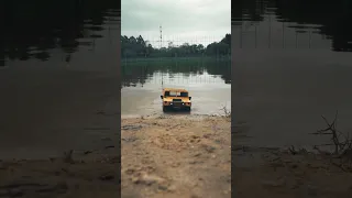 This Hummer H1 is running through the water!