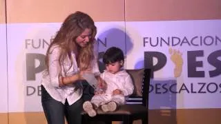 Reportaje HolaTv - Shakira inaugura colegio Pies D