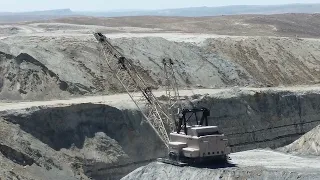 HUGE DRAGLINE EXCAVATOR working in Wyoming coal mine