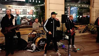 Земляне - "Трава у дома", кавер группа "Айдахо выступает на Невском проспекте в Санкт-Петербурге...