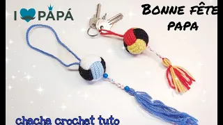 Idée de cadeau originale pour la fête des pères: porte clé balle personnalisée au crochet.