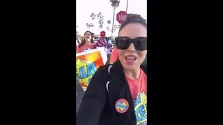 Alyssa Milano на акции протеста Dream Act Now!