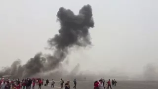Raw footage: passengers leaving the tarmac after the Emirates EK 521 flight crash
