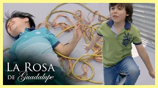 Diego salva a su hermano de morir electrocutado | La Rosa de Guadalupe 4/4 | Cuando te estrujan...