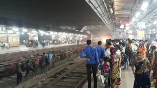 स्टेशन पर लगी भीड़ को देखकर लगातार हॉर्न बजाता ट्रेन का ड्राइवर |Telangana Exp at crowded Mathura Jn