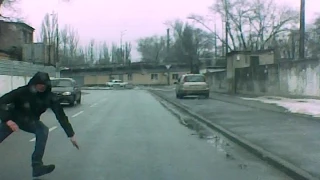 Автоподстава. В Днепропетровске человек бросается под колеса