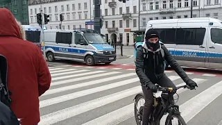 Police cars Hundreds of Warsaw all roads in the city center