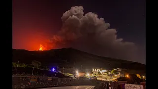 Etna, nuova spettacolare eruzione notturna