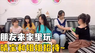 Qingbao’s family came to a friend and bought snacks with her sister.