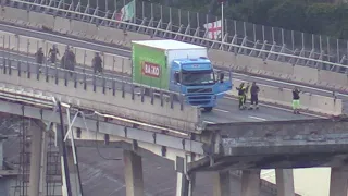 Genova, crollo ponte Morandi: la rimozione del camion simbolo del disastro