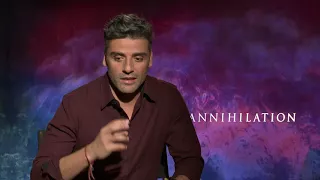 Annihilation: Oscar Isaac en Espanol Official Movie Interview | ScreenSlam