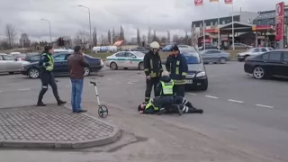 Šiauliuose į avarijos vietą atvykusią policininkę partrenkė automobilis