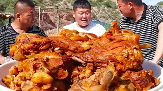 After planting the first wave of vegetables in the new year  the rural brothers stewed a few sauce