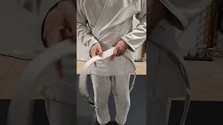How To Tie Your BJJ Belt 1 (Carlos)