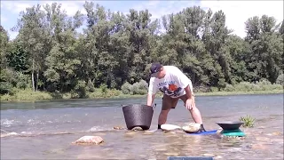 Nugget-Klaus beim Gold suchen am Rhein in Deutschland