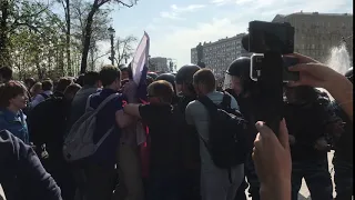 Столкновения ОМОНа и протестующих на акции "Он нам не царь". 05.05.2018. Москва