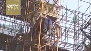 Escape from death: worker falls 20 meters from half-done building