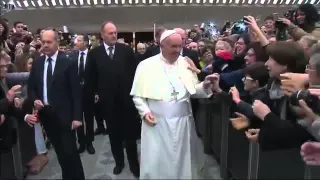 udienza con papa Francesco - entrata del Papa in sala Nervi