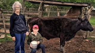 ¡Esta ABUELA le enseñó lo MEJOR! | Ordeñar su VACA, hacer el PAN, producir LANA y CULTIVAR la TIERRA