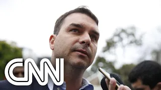 Flávio Bolsonaro pede que seguidores divulguem mensagem 'Nossa arma é a vacina' | VISÃO CNN