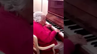 Bisnonna che suona il piano, 108 anni