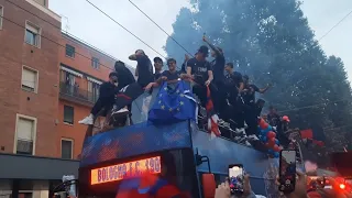[Bologna in Champions League] BolognaFC players driving through the streets of Bologna + services