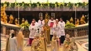 L'omaggio alla tomba di Pietro e l'ingresso solenne di Benedetto XVI in Piazza San Pietro