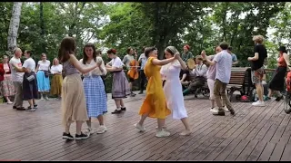 Народ танцует в Киеве несмотря ни на что. Фольклорная группа Щука Рыба