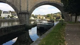 La péniche La Patricia arrivé à l'écluse du centre-ville