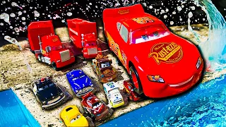 Clean up muddy minicars & Disney Pixar car convoys! Play in the garden