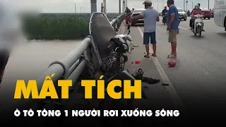 Ô tô tông xe máy dính vào lan can cầu Hàm Luông, một người rơi xuống sông