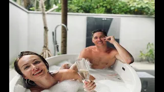 Обнаженные Владимир Остапчук с женой взбудоражили сеть пикантным фото в ванне.