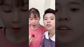 Trao Trinh nụ hôn ngọt ngào | vợ chồng trẻ con tập 7 | Tôm Trinh channel