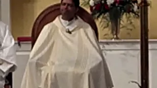 VIDEO SHOCK - prete si MASTURBA in Chiesa durante la Messa