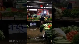 疑似冠状病毒 感染的女士 在买菜中 仙逝 [CoronaV] Suspected Woman 'leaving' sudden while in the market. 二零二零年武汉疫情