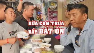 Bữa cơm trưa đầy bất ổn của 8 Sang và đệ tử | Cười thôi cũng đủ no