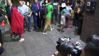 Almost 2,000 Migrants Arrive in NYC After Mayor Declares State of Emergency | El Minuto (English)