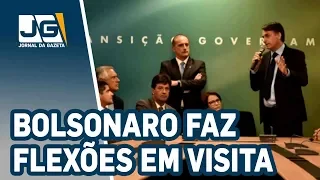 Bolsonaro faz flexões em visita a tropa de elite da PF em Brasília