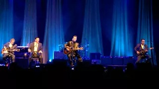 Chris Isaak sings Elvis Live @ 013