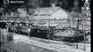 Miniature railway transfixes viewers in Trieste (1952)