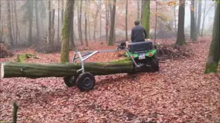 ATV mit Rückewagen für Stammholz im Buchenwald