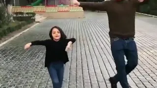 Отец и дочка танцуют