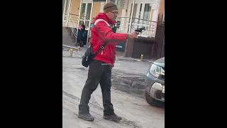 Мужчина с пистолетом появился в центре Саратова