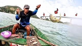 ERA PEIXE PRA TODO LADO DEBAIXO DA PONTE GIGANTE!! Pescaria Primitiva na Linha de Mão