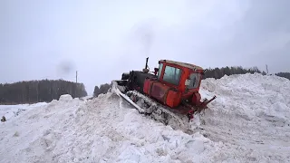 ДТ75 и КИРОВЕЦ выгребают горы снега.