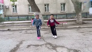 Дети танцуют шафл (Кадамжай)