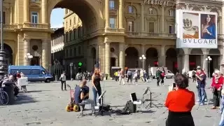 Street singer Итальянка ОЧЕНЬ красиво поет на улице Con Te Partiro