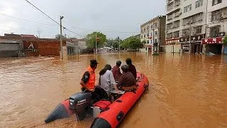 Lucky escape from flash floods in China