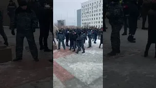 Атырау митинг акимат алды. Полициялар халыкпен бирге#атырау #митинг #2022