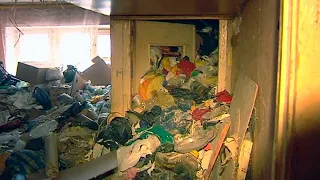 В Перми начали уборку в квартире, заваленной до потолка мусором